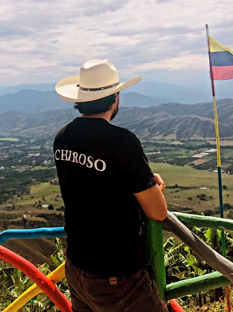Los Tres Mosqueteros - Felipe wearing a Chiroso t-shirt!